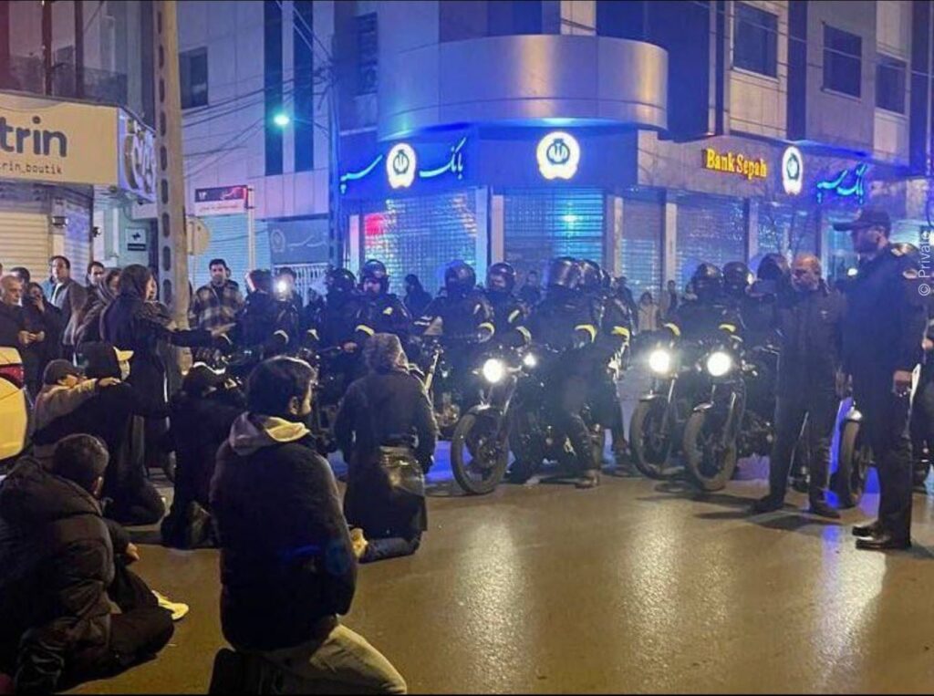 Protestniki med mirno zasedbo pred varnostnimi silami v Mashhadu 3. januarja.