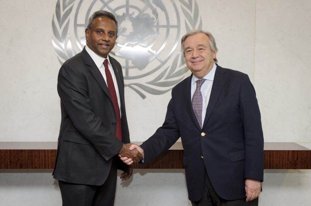Guterres (desno) na srečanju z nekdanjim generalnim sekretarjem AI Salilom Shettyjem.